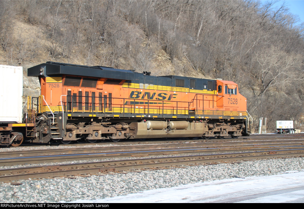 BNSF 7528